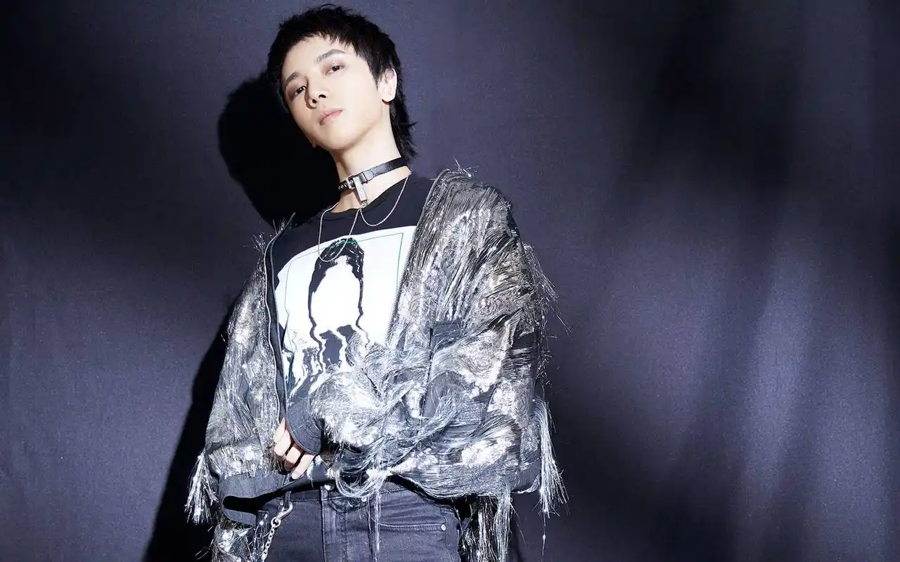 我说的表演天赋就是在唱歌方面,华晨宇在节目中只要是涉及到唱歌的