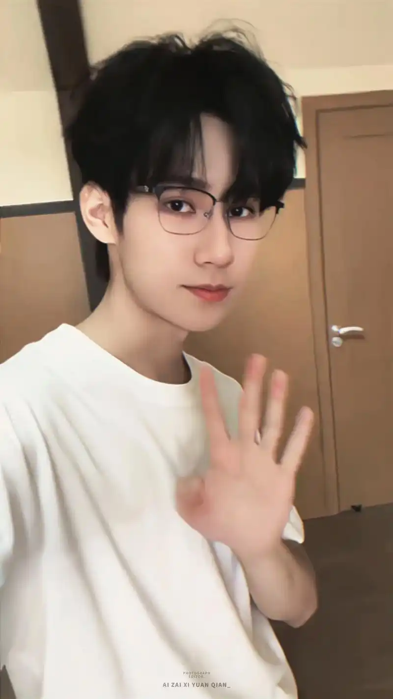 长着我男朋友的样子 cr爱在西源前.#眼镜杀 #张真源 #张 - 抖音