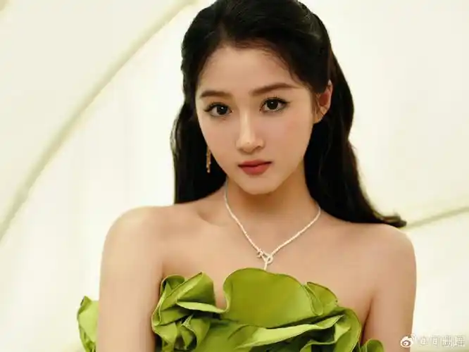 关晓彤绿色燕尾高定#  8月4日下午,@关晓彤发博晒出自己身穿绿色燕尾