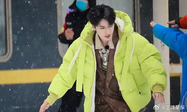 服##极限挑战#严浩翔荧光绿羽绒服,漠河最靓的崽偶像剧男主既视感有!