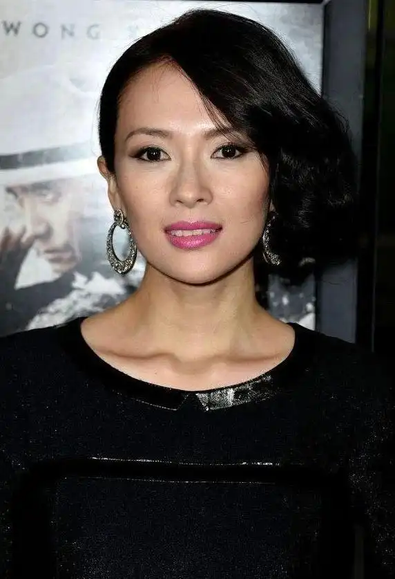 章子怡自曝产后素颜照,满脸雀斑斑脸色差,大黄牙抢镜不忍直视