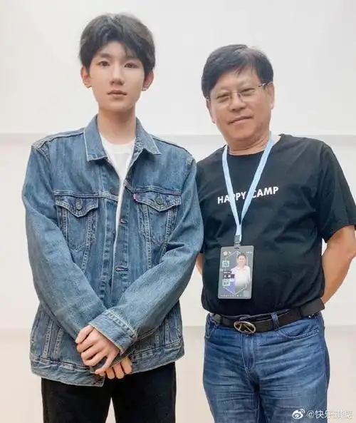 快乐大本营工作人员晒王源新合照与两年前相比身高变化大