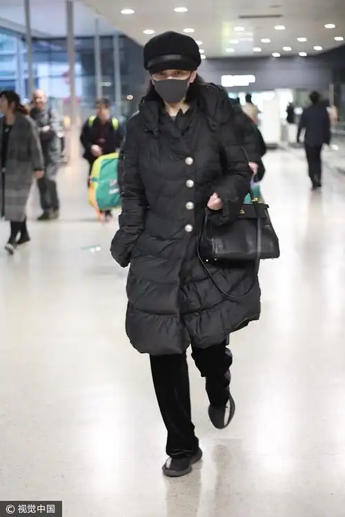 王琳 黑色羽绒大衣金丝绒阔腿裤 头戴报童帽低调简约