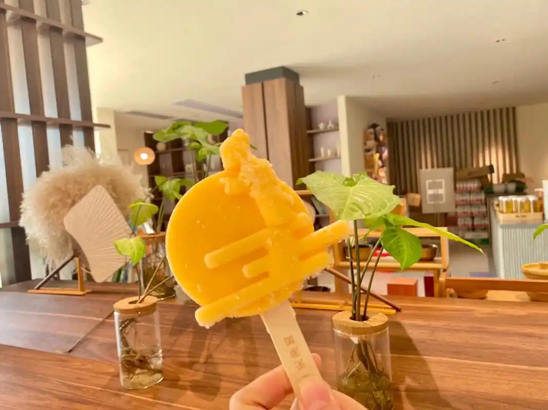 一元兑换的具有岭南特色图案的雪糕是我喜欢的菠萝味