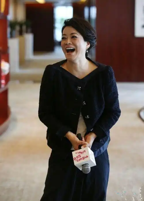 毛阿敏近照瘦出老态,脸虽磨皮的没皱纹,但58岁的眼袋太真实!