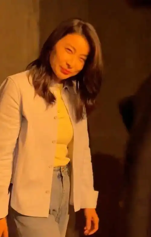 42岁郭晶晶亮相米兰时装周,优雅大气不摆高架子,用英文侃侃而谈_腾讯