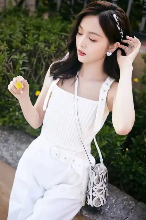 吴宣仪穿吊带背心露香肩撑伞凹造型甜美清凉