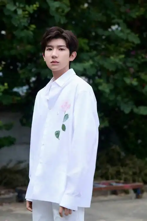 王源春日大片#王源最新写真大片9615白色穿搭清爽大帅哥一枚周末
