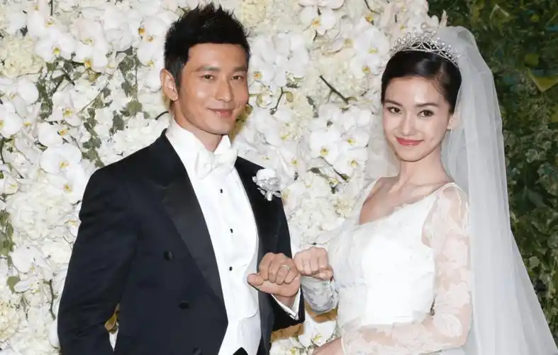 年轻明星人设真易碎:张一山穿白袜引争议,刘昊然抠脚闻手惹群嘲