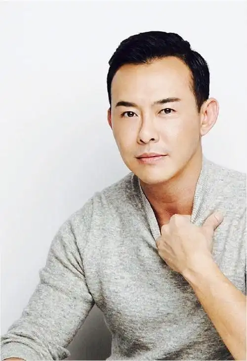 在王禄江的身上我们见证了岁月催人老,年仅47岁的他早已不再风光,穿着