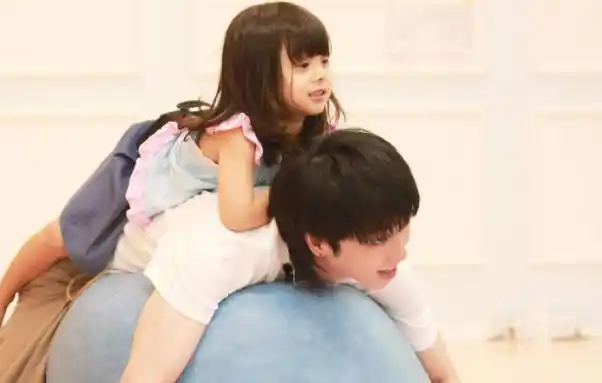 华晨宇2岁女儿正脸照公开遗传了爸妈的好基因网友真漂亮