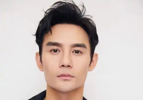 方脸男生大偏分黑色短发发型