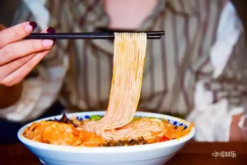 8元嗦粉!"30年专注一碗粉"的螺蛳粉店,真的可以多开几家!