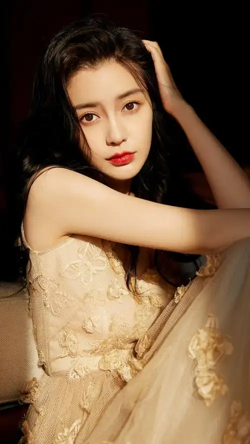 angelababy杨颖轻纱黄裙穿着优雅气质慵懒写真手机壁纸