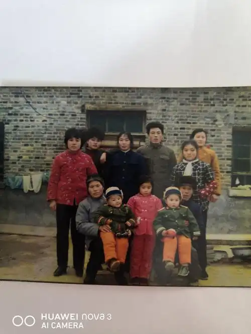 我们的全家福.母亲也曾经年轻过,八十年代和哥哥以及侄子们的合影