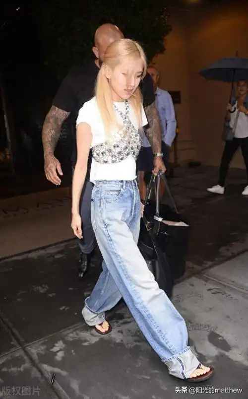 街拍blackpink成员朴彩英白色t恤阔腿牛仔裤亮片背心时尚个性