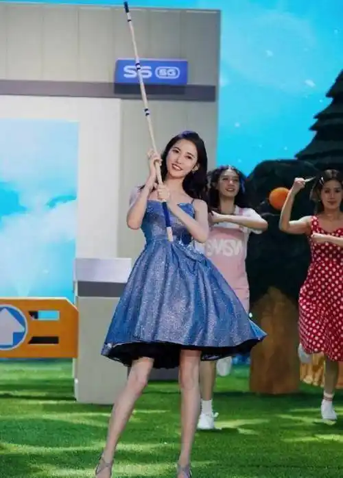 露出了陈钰琪纤细,笔直的"漫画腿",脚上蹬一双极简的高跟凉鞋,进一步