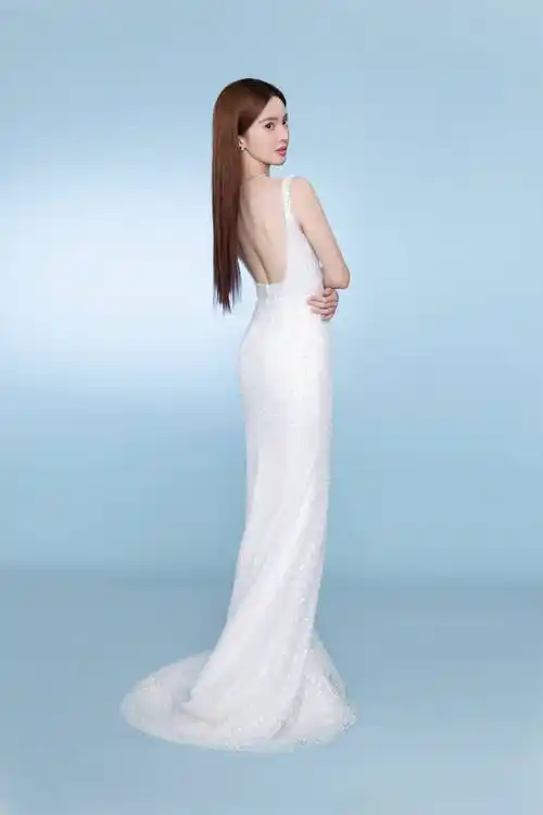 搜狐娱乐讯 1月10日,金晨工作室发布了一组照片.