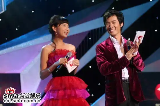 图文:东方卫视主持人周瑾与北大学生主持