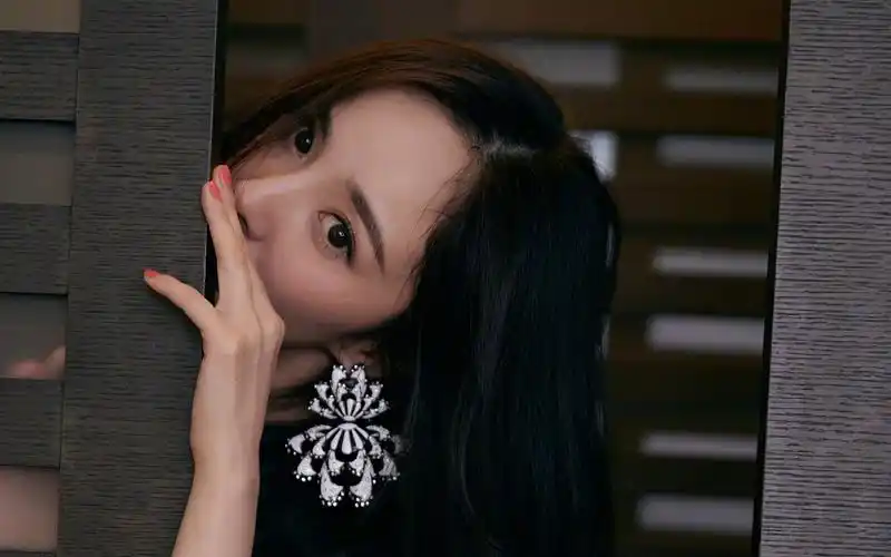 杨幂休闲性感写真图片桌面壁纸