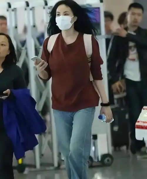 王菲在街头穿毫无特色的连衣裙素颜普通满肚子赘肉一股大妈味