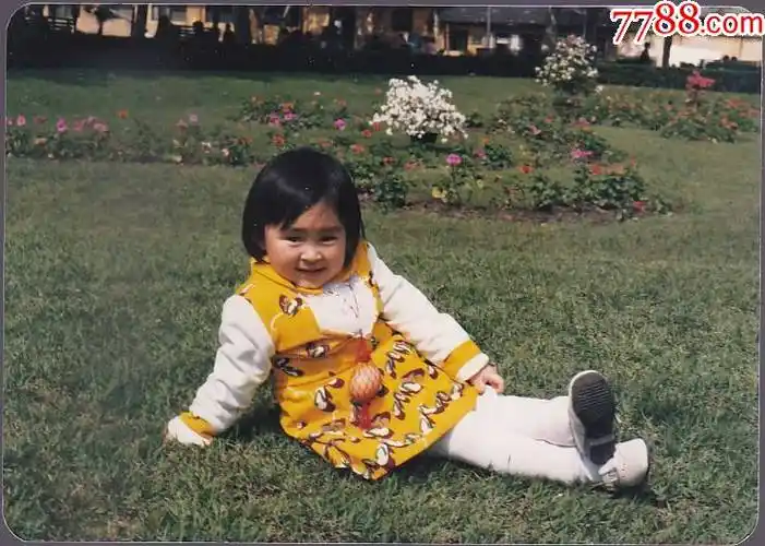 漂亮小女孩草地上留影_老照片_影像会馆【7788收藏__收藏热线】