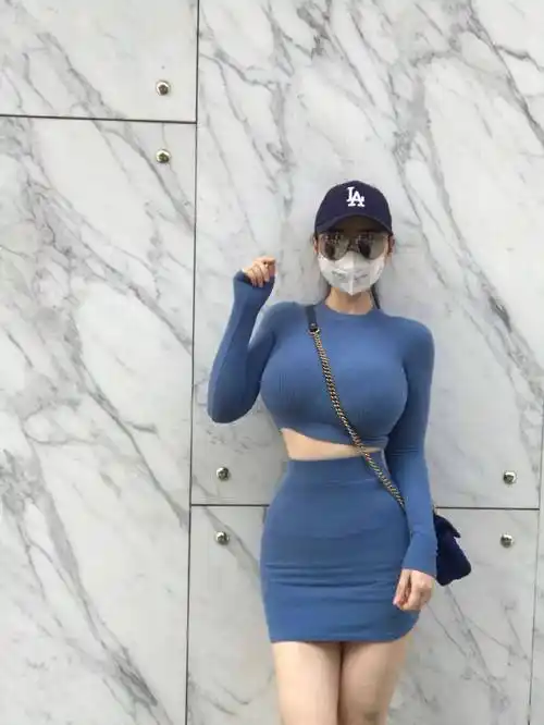 91cm,60cm,97cm有着让无数女生羡慕的三围完美的比例下身高168cm,体重