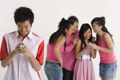 露齿笑,横图,室内,白天,正面,裙子,友谊,房间,电话,手机,亚洲,五个人