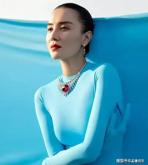 宋佳的颜值无疑是出众的.她的五官精致,眉眼如画,气质独特.