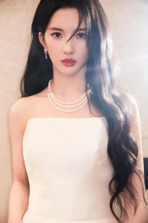 #刘些宁优雅感##刘些宁纯白抹胸礼裙#