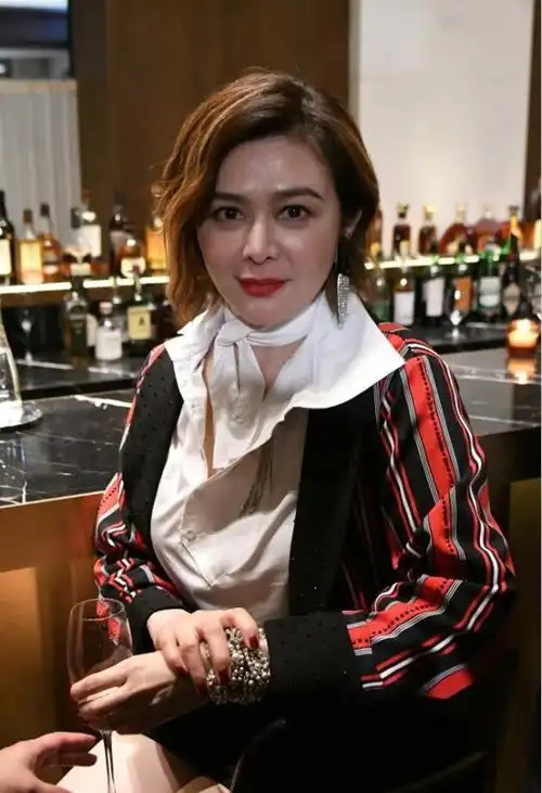 56岁关之琳活动照,脸部胶原蛋白满满,看了膝盖后网友都沉默了