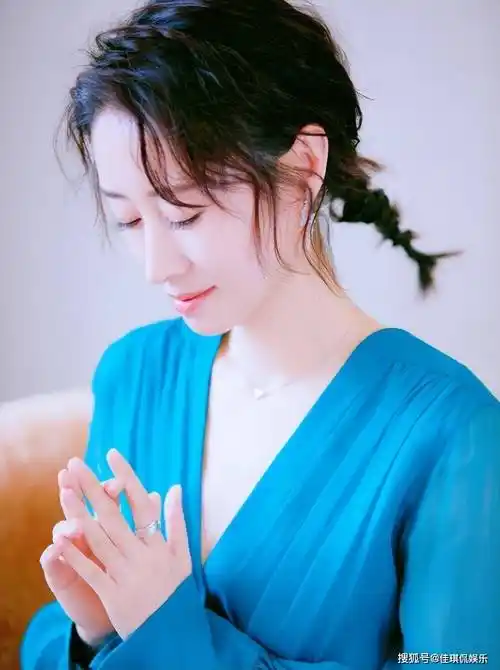 刘敏涛太酷了,穿素衣剃光头上节目,完全不在乎他人眼光_造型_母亲