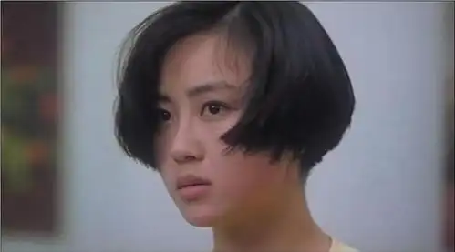 外表出众的袁洁莹从小就星相十足,是八十年代开心少女组的成员之一,年