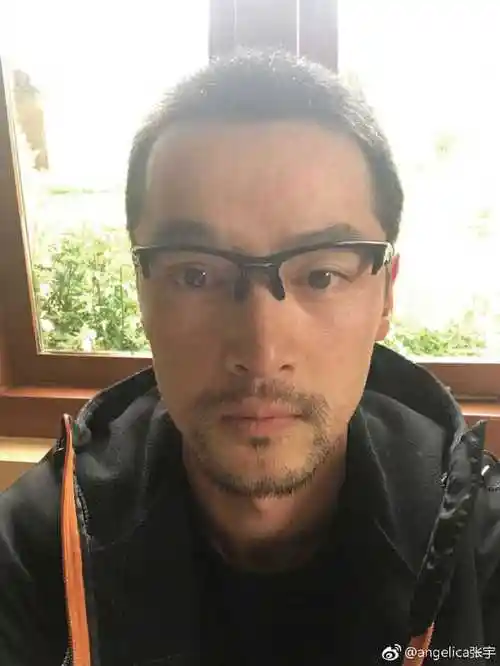 请问大家怎么看待胡歌近期的自拍照?