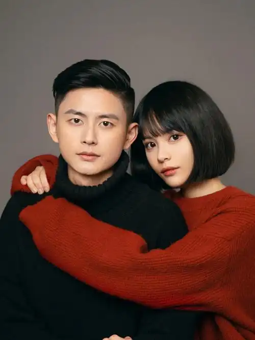 天真蓝爱合影拥抱情侣照