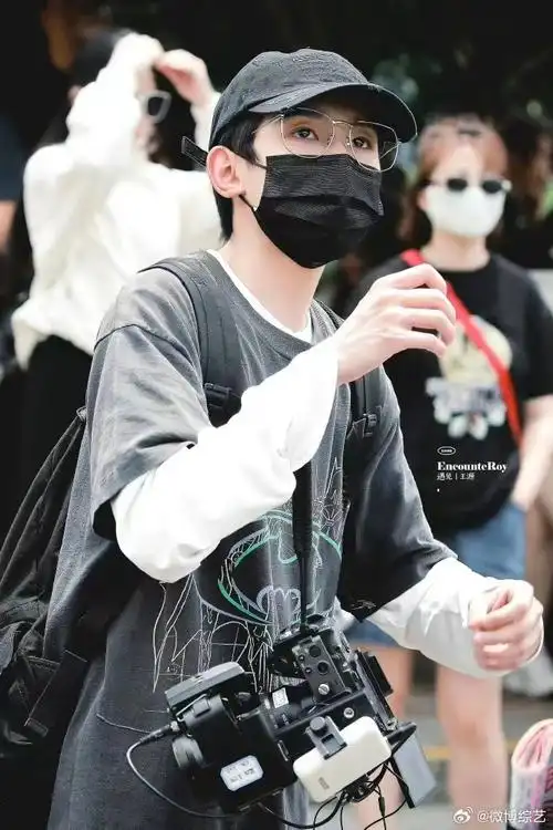 王源今日长沙拍摄综艺《城市捉迷藏》路透来袭,佩戴棒球帽黑口罩化身