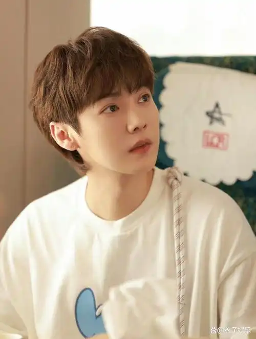 鹿晗假发意外飞脱,亲民形象更受粉丝喜爱!