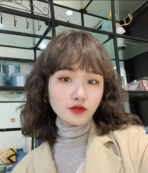 卷卷烫发型搭配自然的齐刘海,减龄时尚不落伍