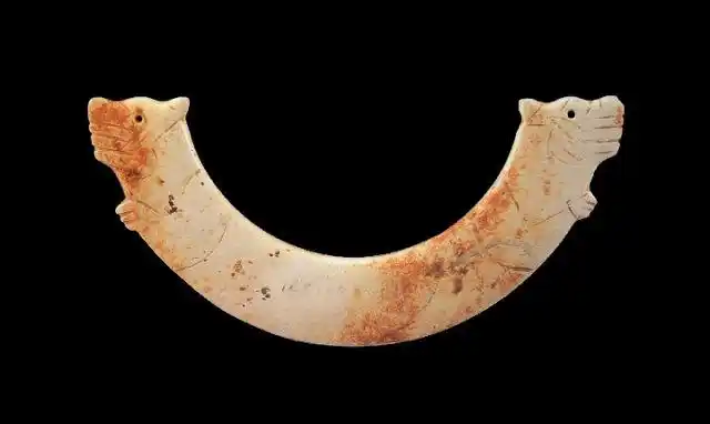 这是凌家滩遗址出土的玉璜(含山县博物馆提供)