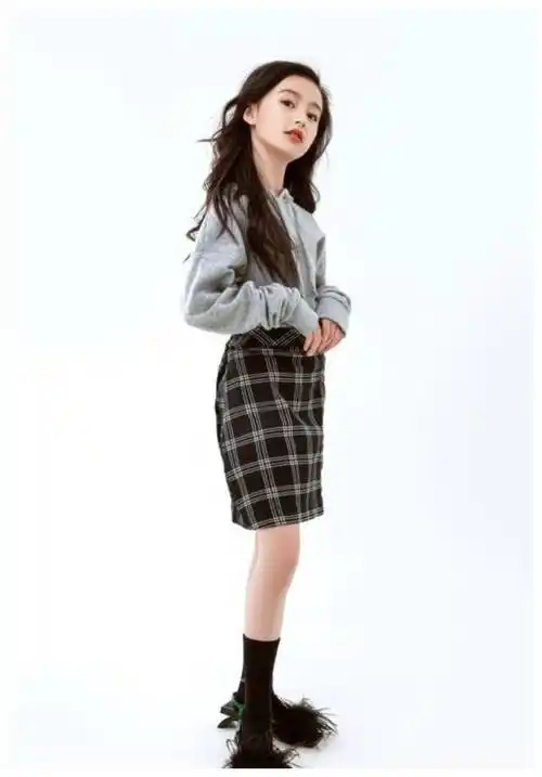 裴佳欣9岁穿"花花秋裤"骑马,当腿在马背充分展示时