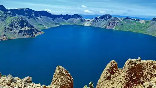 长白山天池水面海抜2100m,水深340m,山顶海拔2600m.