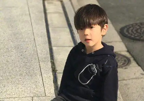 5岁小男孩自己挑选发型征服造型师男童短发设计还能有这么多种奇迹