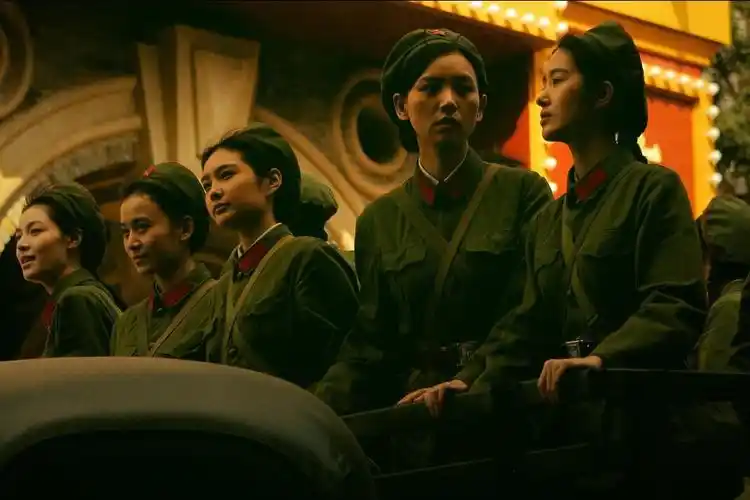 芳华女兵穿军装比穿现代装还美陈小春也被圈粉真假