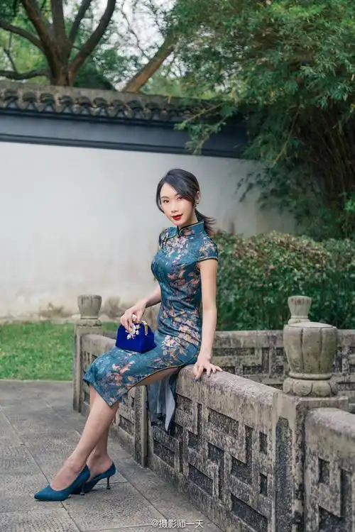 身着旗袍的女子,永远是一道靓丽的风景