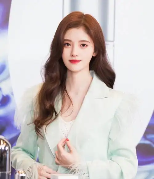 鞠婧祎出席活动,穿薄荷绿羽毛西装,气质清新柔美
