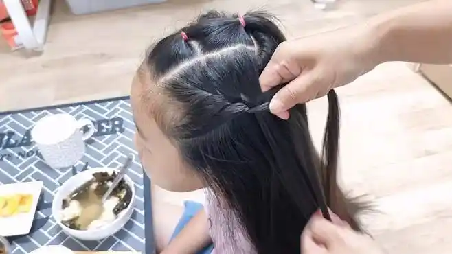 3岁以后的小女孩都很适合这样扎发型,大方洋气又甜美时尚