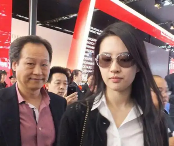 陈金飞带美女买首饰_热搜bang