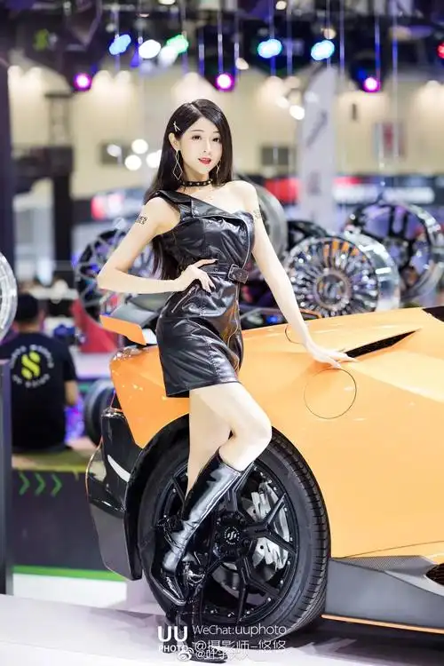 长靴配长腿好有重金属味道的车模有点神似赵丽颖