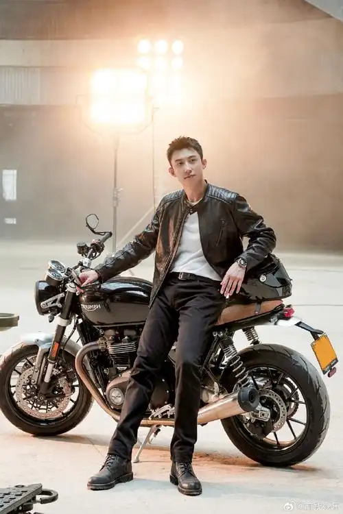 黄景瑜胸肌好大##黄景瑜不去演封神可惜了