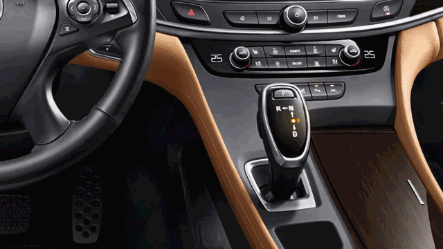 等车停稳以后,我们再挂到p挡,●自动挡的车,在停车的时候要注意,应当